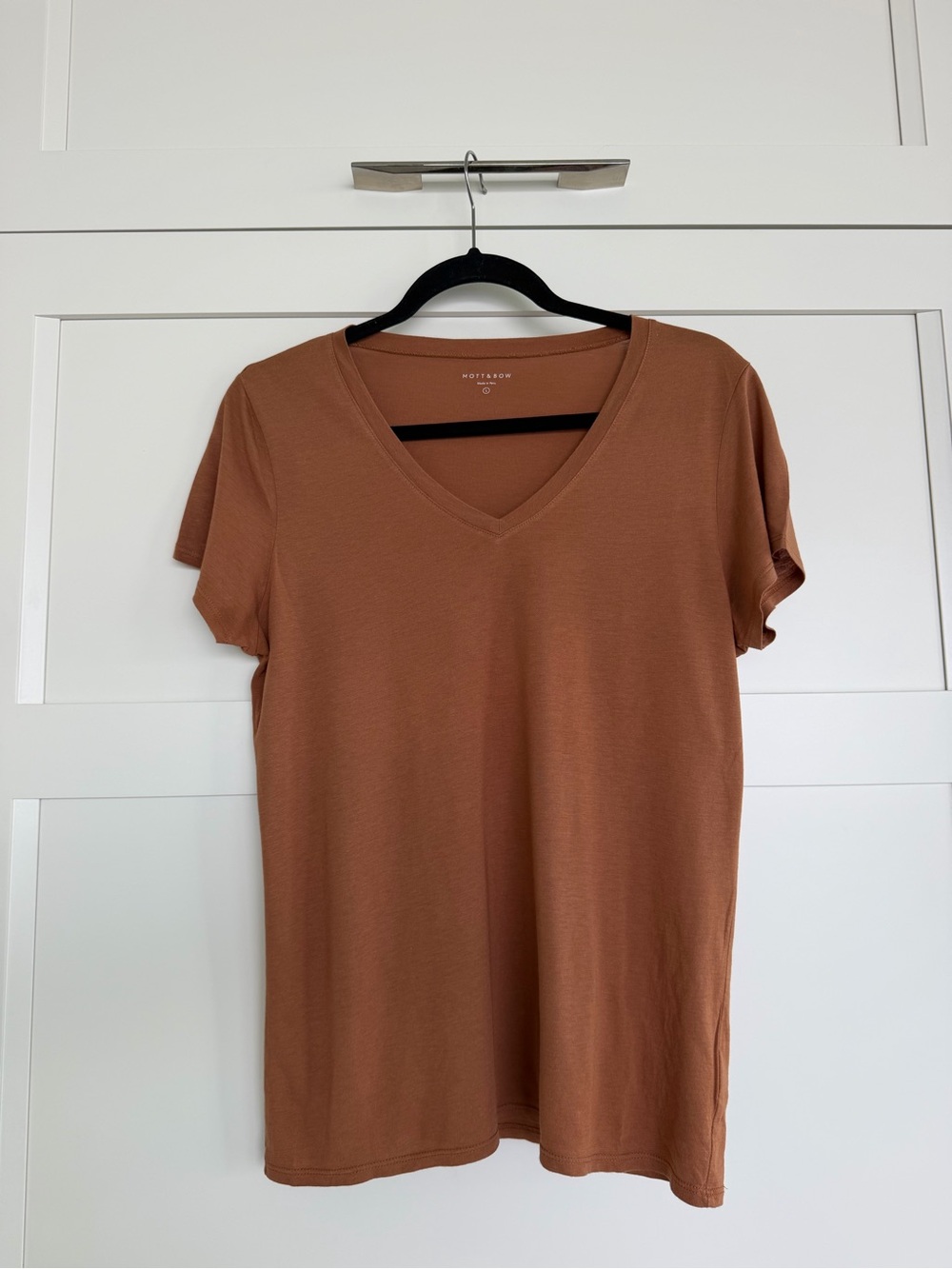 Mott & Bow Women's V-Neck Tee in Rust Brown